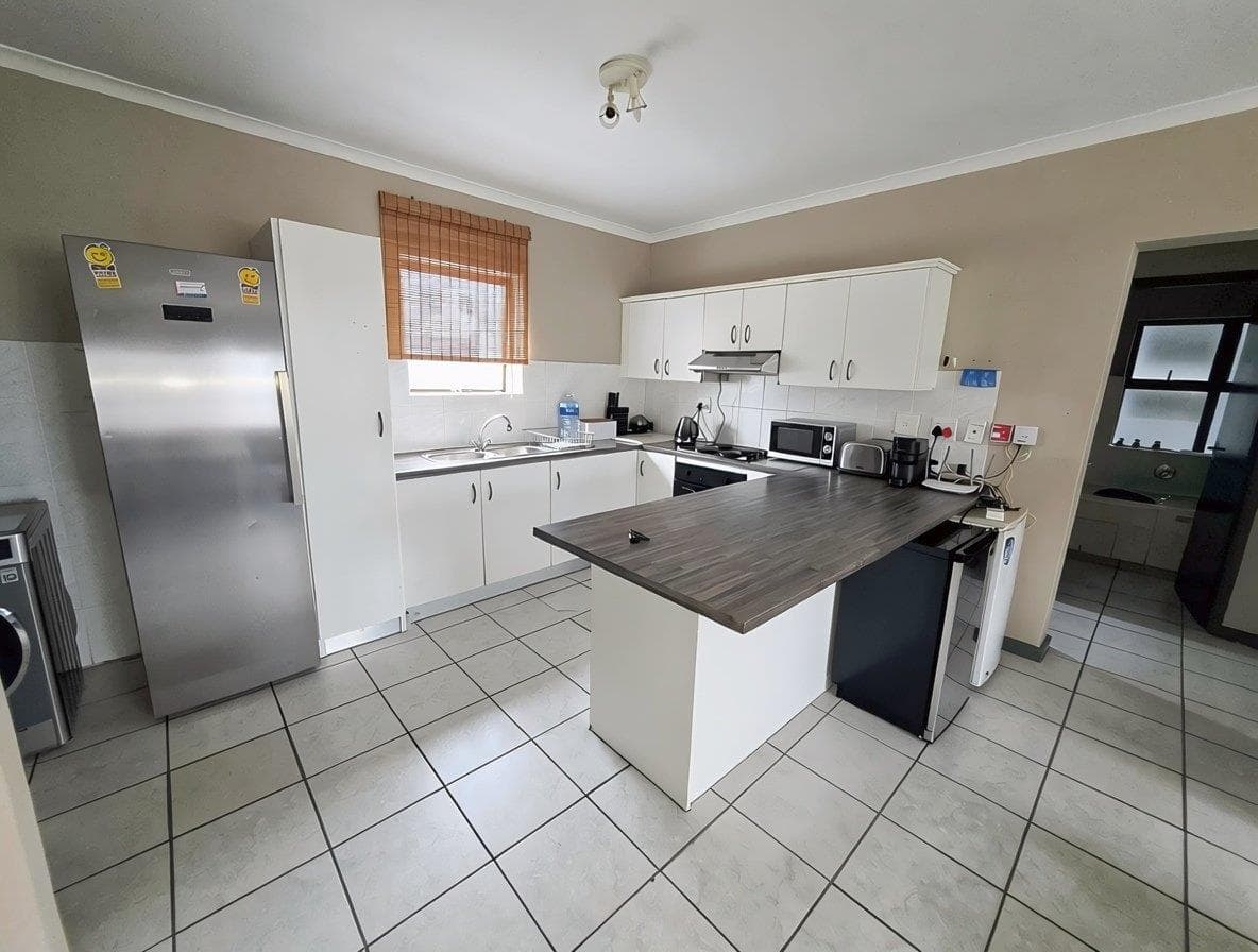 Parklands flat with secure vibes and fibre access - view 2