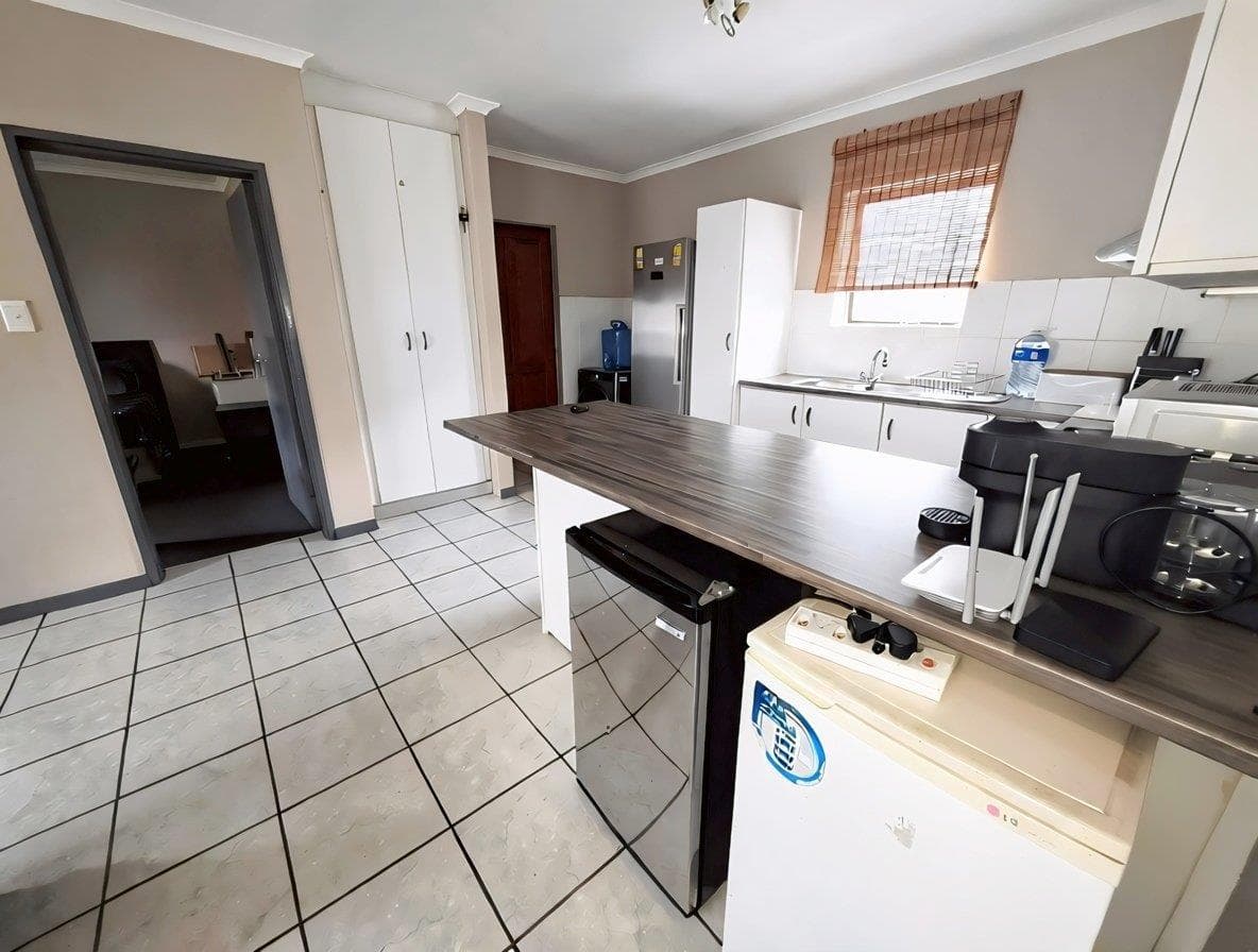 Parklands flat with secure vibes and fibre access - view 3