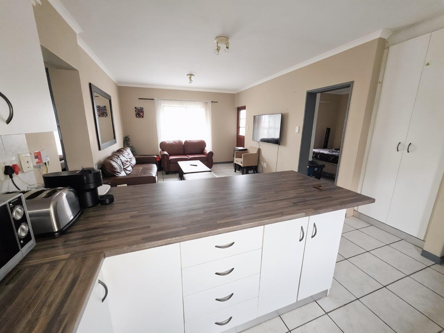 Parklands flat with secure vibes and fibre access - view 4