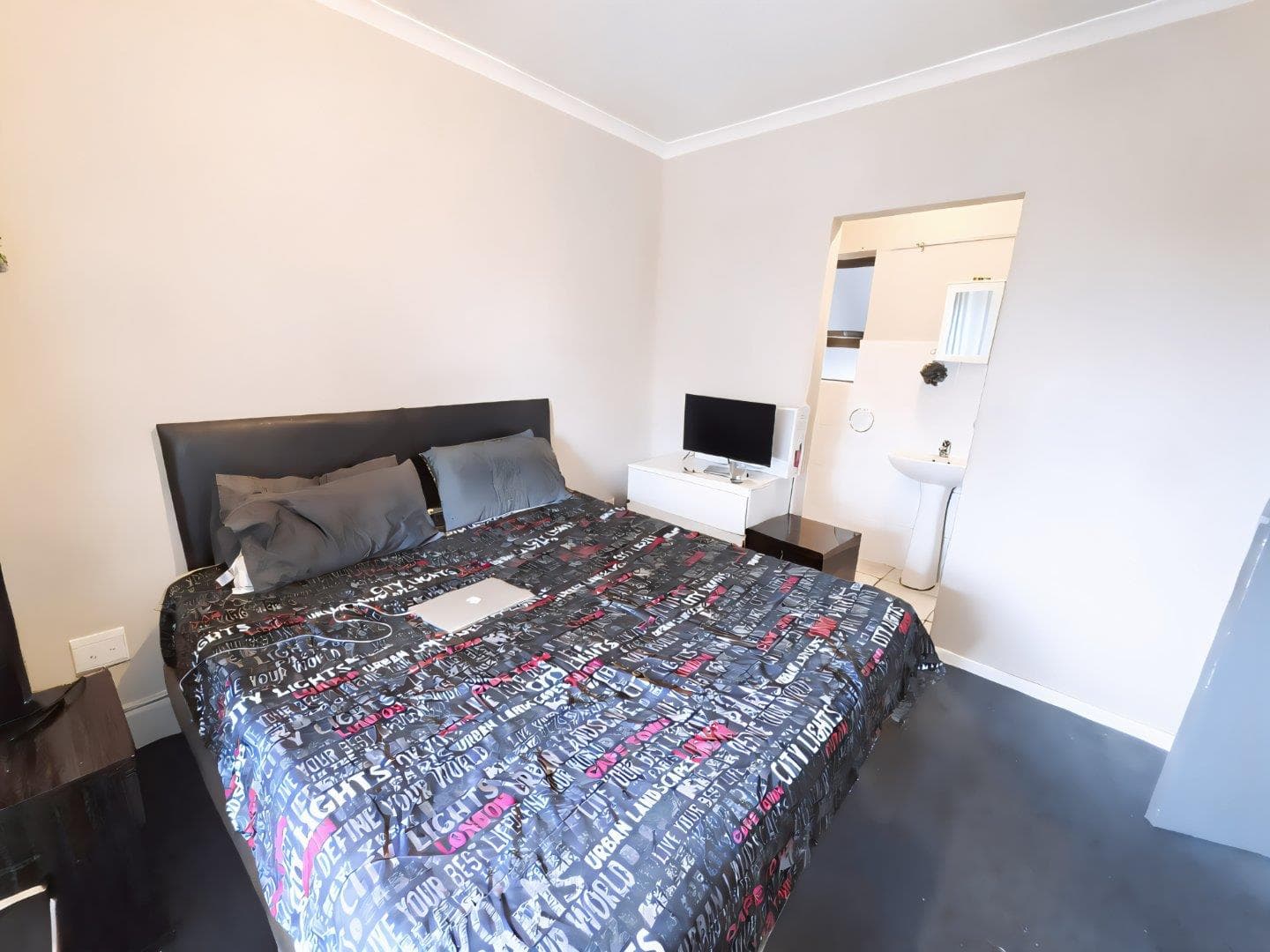 Parklands flat with secure vibes and fibre access - view 10
