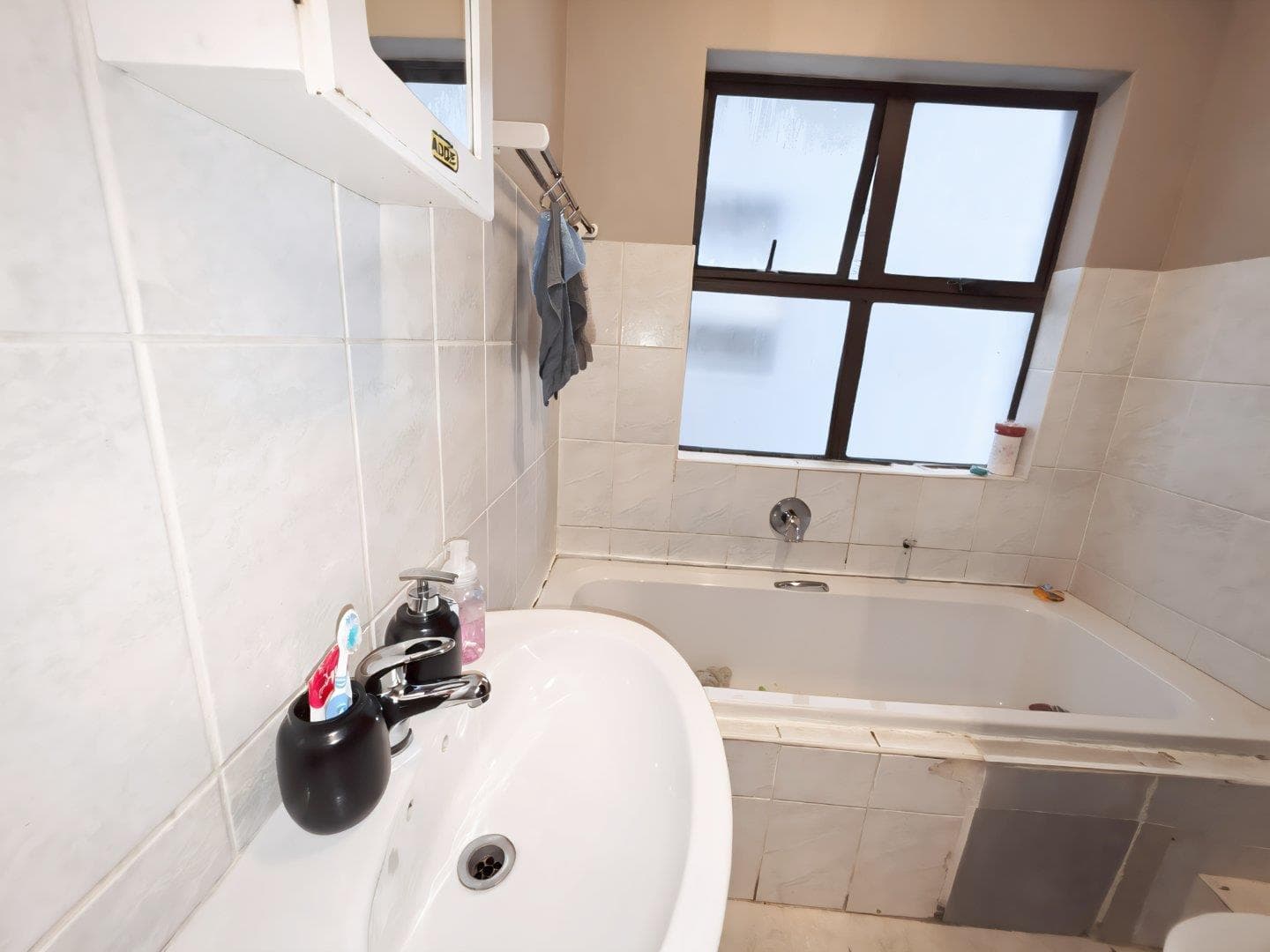 Parklands flat with secure vibes and fibre access - view 18